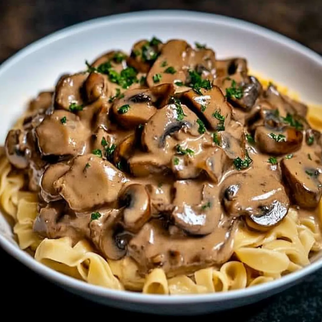 Un bol de nouilles et champignons.