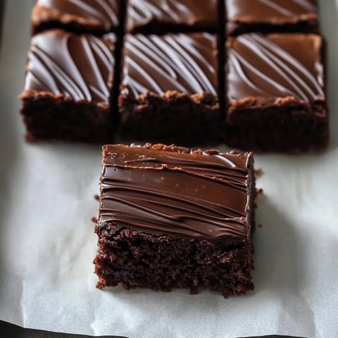 Une part de gâteau au chocolat sur une assiette.
