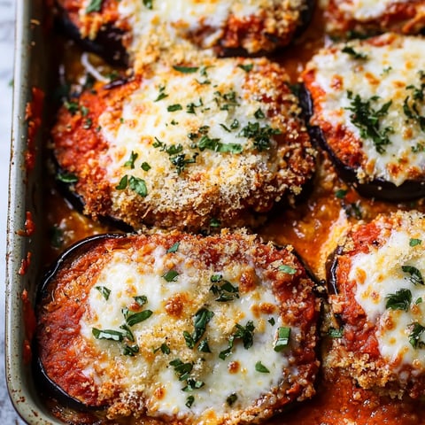 Un plat de nourriture avec champignons et fromage.
