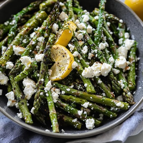 Un saladier d’asperges avec feta et citron.