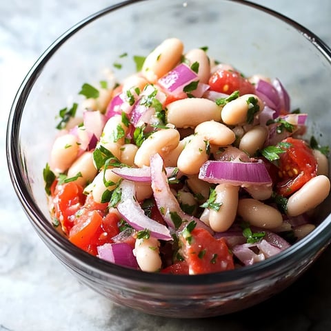 Un bol garni de tomates, haricots, oignons et persil.
