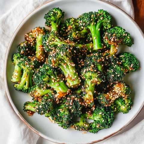 Une assiette de brocoli épicé et croustillant.