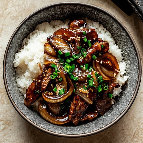 Bol avec riz et viande bien dorée.