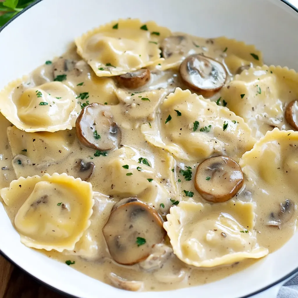 Un bol de pâtes avec champignons et fromage.