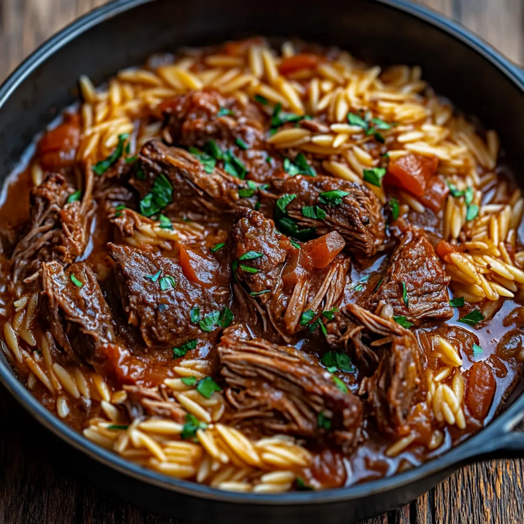 Une poêle noire contenant un délicieux plat de bœuf et riz.