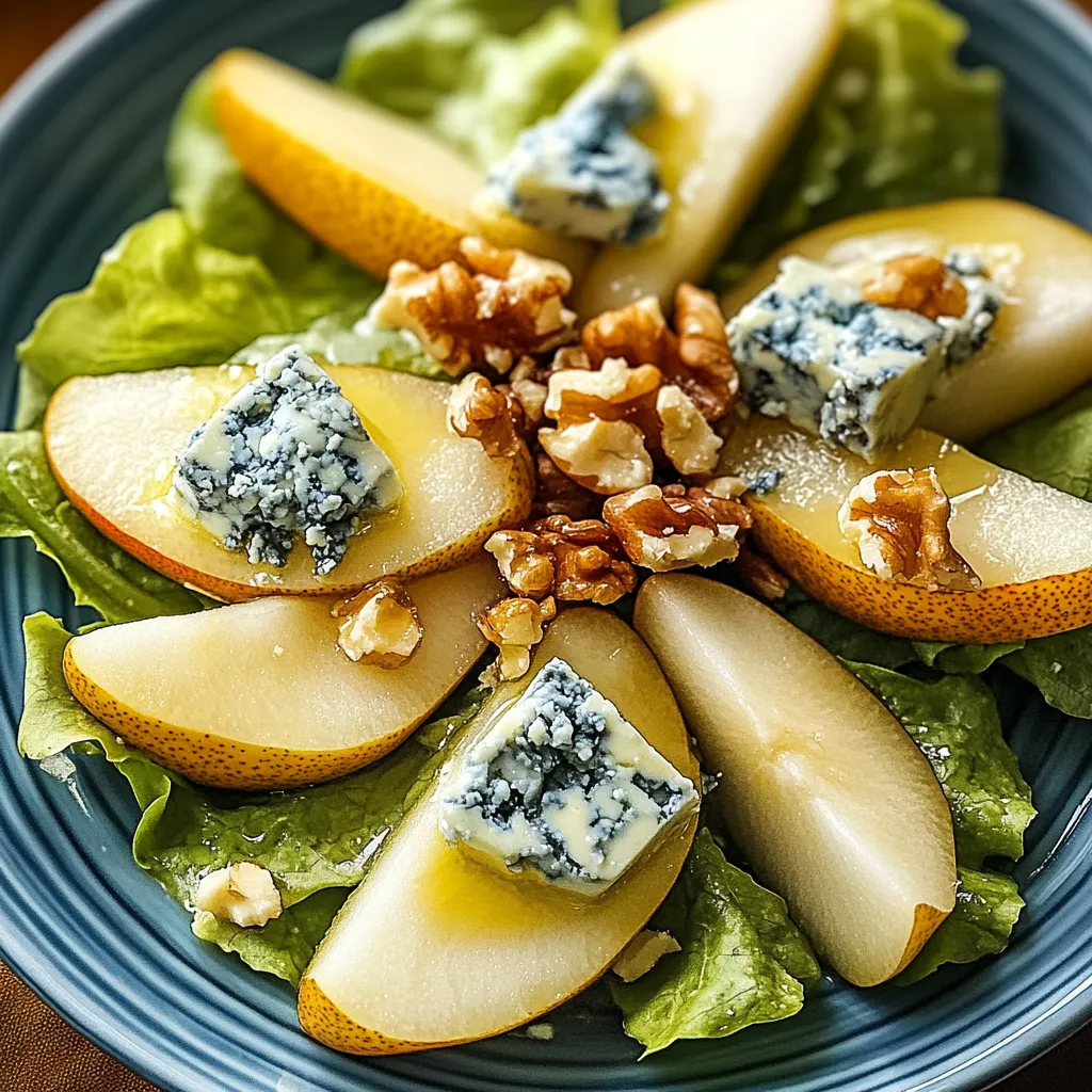 Une assiette garnie de salade avec une sauce au fromage bleu.