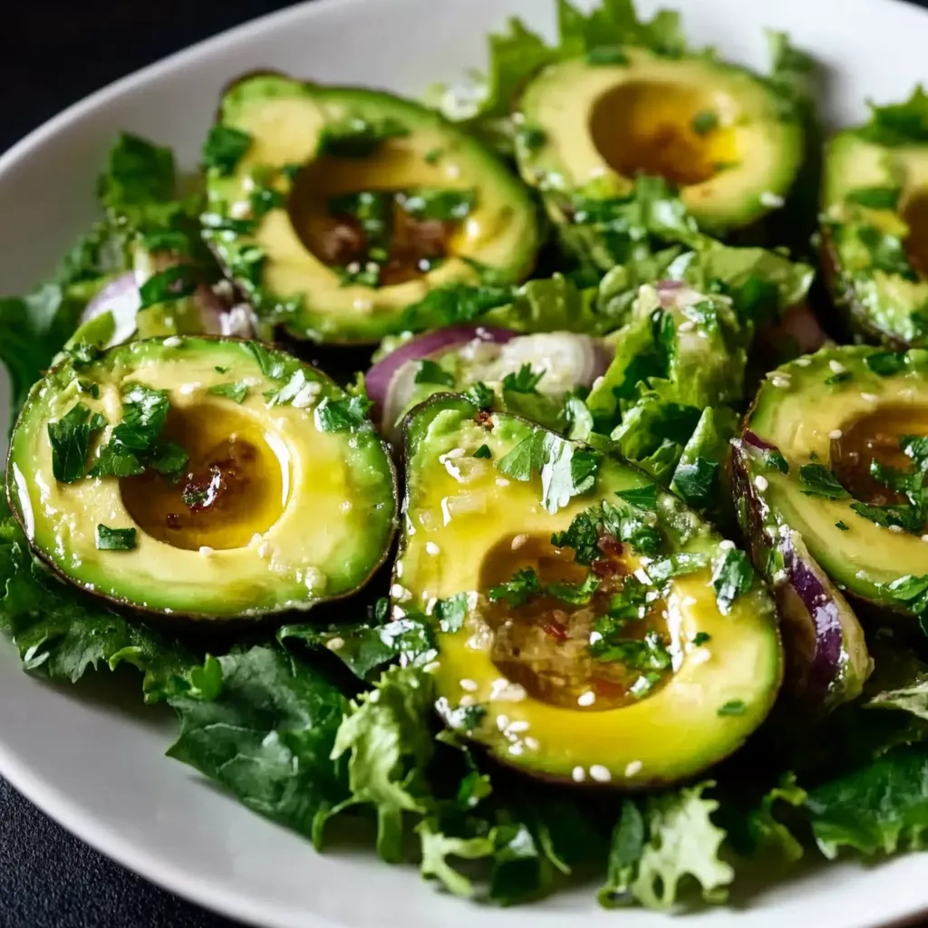 Une assiette garnie d’avocat et de salade.