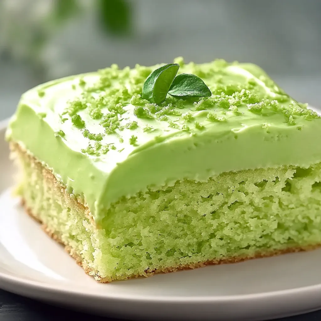 Part de gâteau vert avec une feuille dessus.
