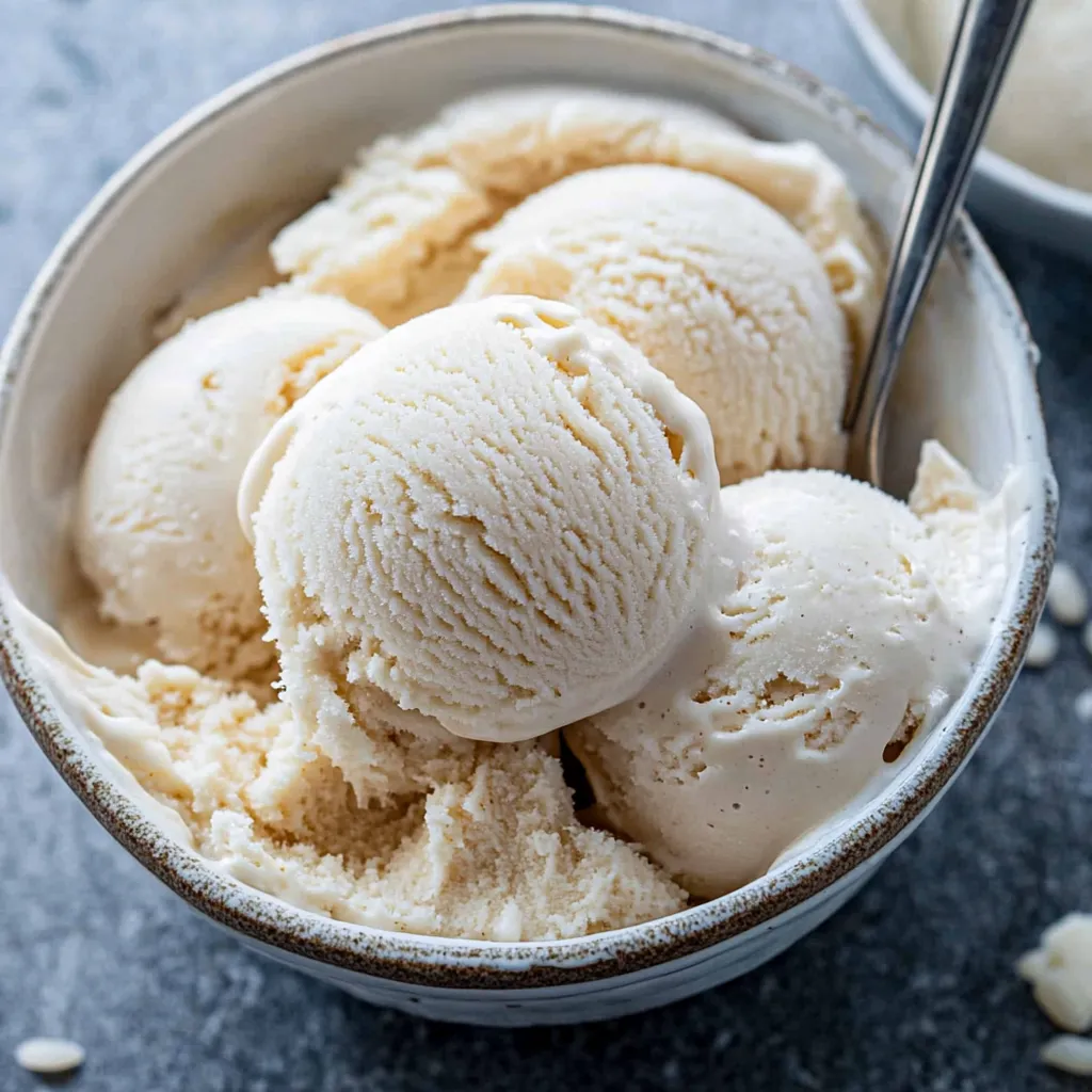 Un bol de glace avec une cuillère.