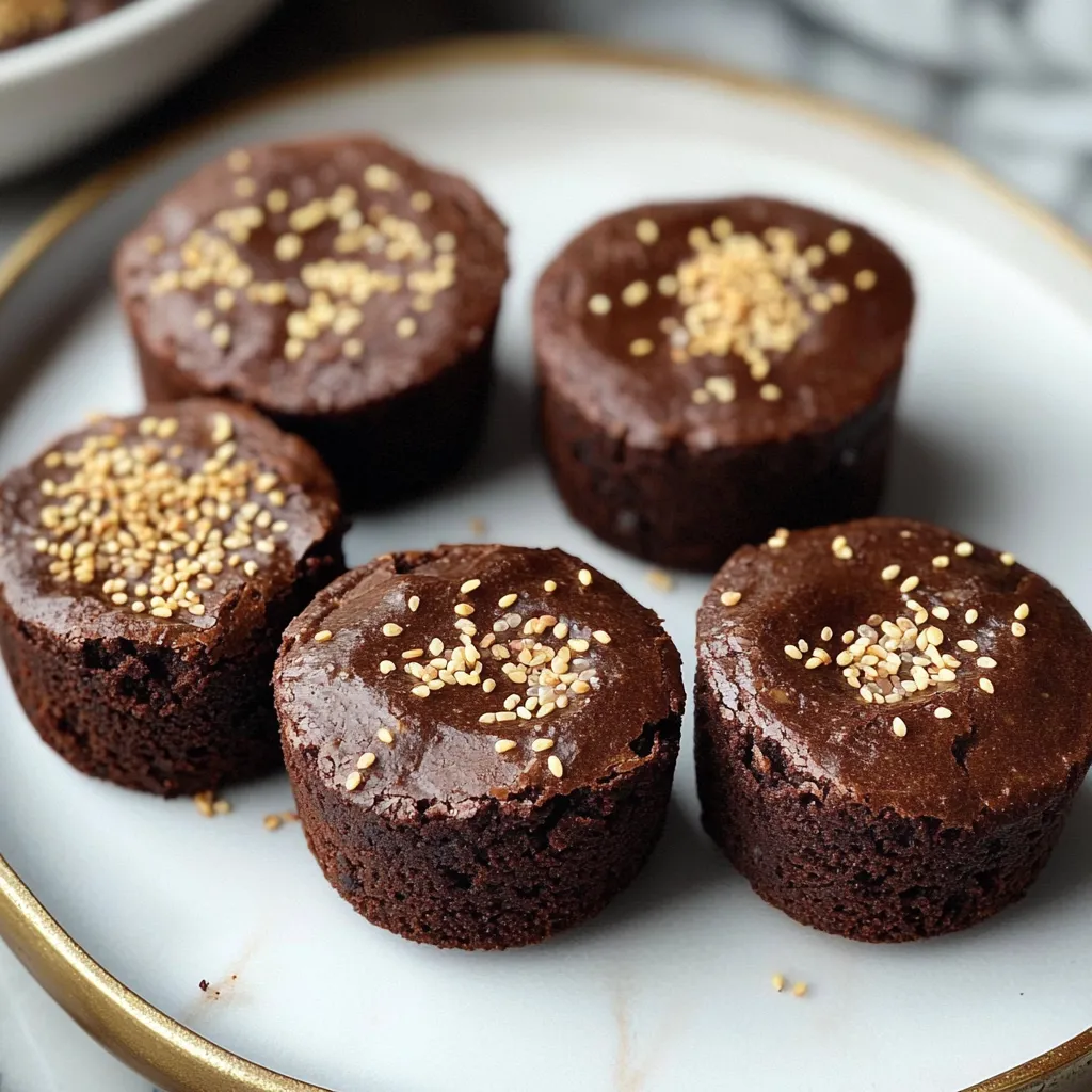 Une assiette de muffins chocolat avec des noix dessus.