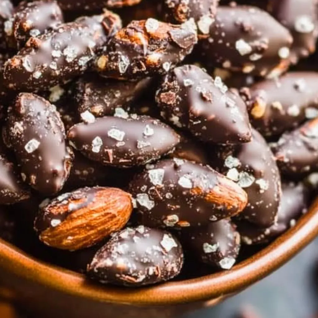 Un bol d'amandes au chocolat.
