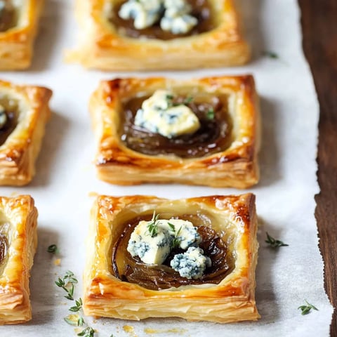 Un plateau de petites pâtisseries au fromage bleu.