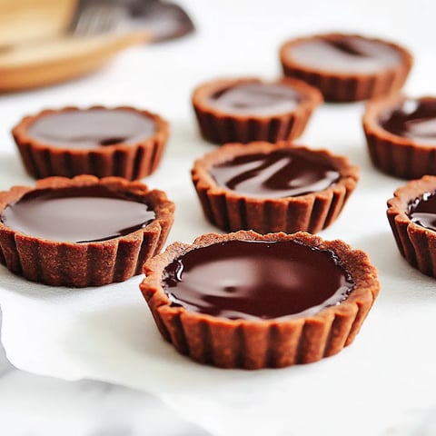 Desserts chocolatés en coupes individuelles.