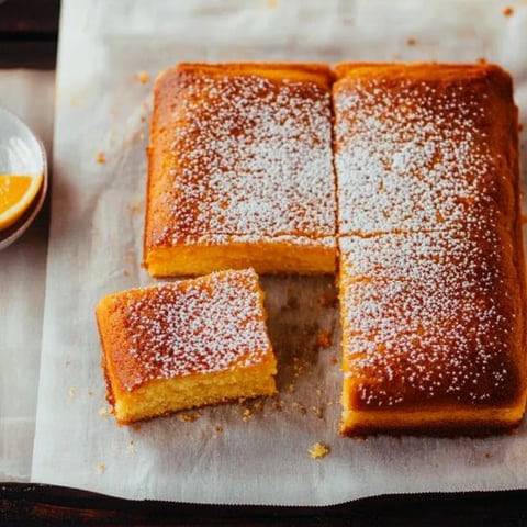 Une part de gâteau sur une assiette.