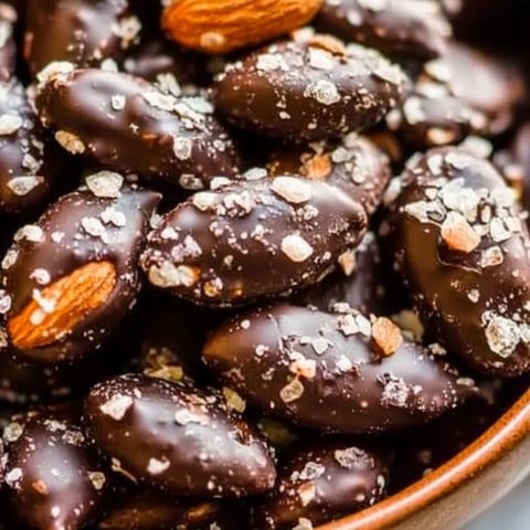 Un bol rempli d’amandes enrobées de chocolat.