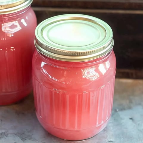 Deux bocaux de confiture rose.