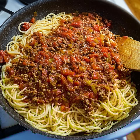 Des spaghetti bolognaise prêts à déguster, bien appétissants sur une assiette.