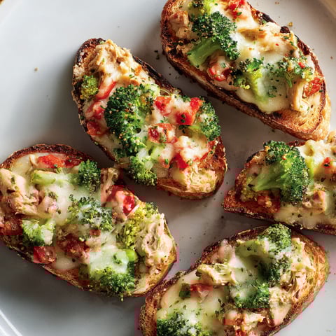 Tartines gourmandes au thon et brocoli, pleines de saveur et de couleur.