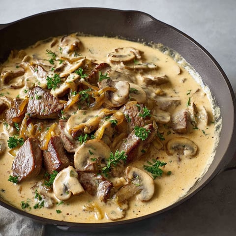 Une grande cocotte de bœuf façon Ducasse, garnie de champignons, verdure et légumes appétissants.