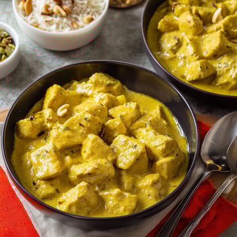 On voit une belle assiette garnie de cari de poulet pour partager façon party chez Janette Bertrand.